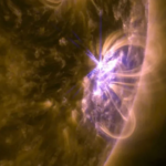 Super-tempête solaire perturbe les GPS, provoquant des accidents de voitures autonomes.