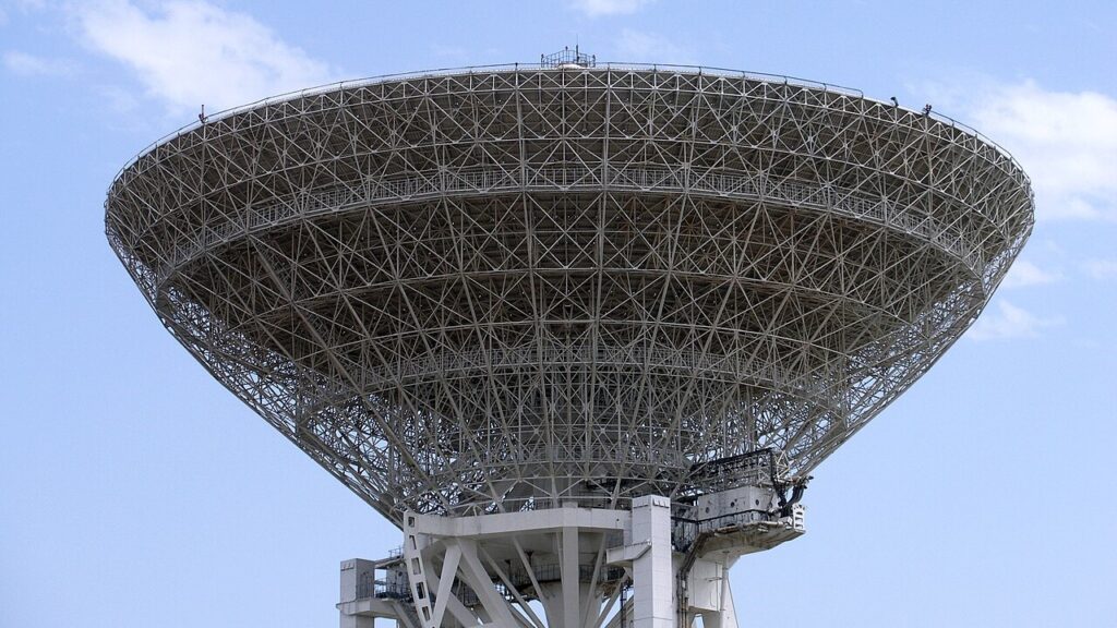 Un chantier scientifique abandonné en Asie centrale : route et fondations persistent.