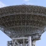Un chantier scientifique abandonné en Asie centrale : route et fondations persistent.