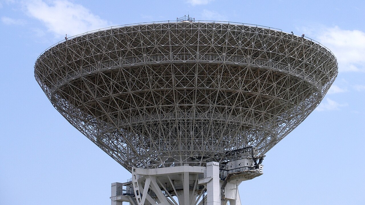 Un chantier scientifique abandonné en Asie centrale : route et fondations persistent.