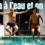 Avec « On va à l'eau et on nage », Cédric Balcon signe un clip musical solaire et romantique où deux hommes traversent les ruelles ocre avant de rejoindre l'eau. Une parenthèse estivale placée sous le signe de l'amour, de la liberté et du plaisir de vivre.