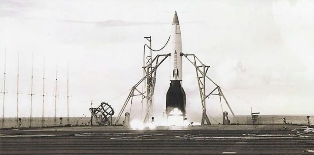 Lancement du premier missile V-2 par la marine américaine lors d’un test en mer.
