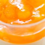 Recette de panna cotta à la vanille avec coulis de mirabelles en cuisine française.