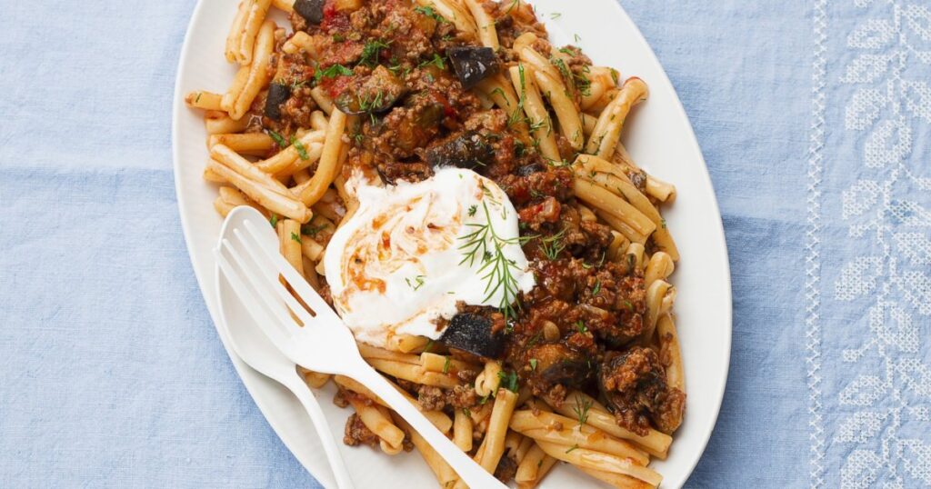 Recette de pâtes à l’agneau et aux aubergines avec sauce au yaourt à découvrir