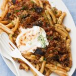 Recette de pâtes à l&rsquo;agneau et aux aubergines avec sauce au yaourt à découvrir