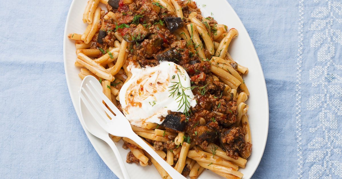Recette de pâtes à l’agneau et aux aubergines avec sauce au yaourt à découvrir