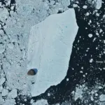 Un iceberg géant du Groenland percute l&rsquo;île Joe et reste intact.