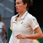 Loïs Boisson filmée en train de s&rsquo;acharner sur ses raquettes après son élimination au US Open.