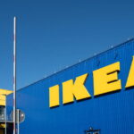 Ikea réduit les prix de plus de 1 500 produits en Europe pour contrer l&rsquo;inflation.