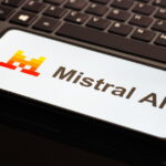 L’État collabore avec Mistral pour intégrer l’IA dans les ministères face aux fraudes.