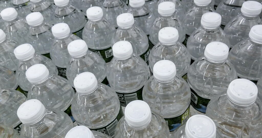 Le gouvernement renonce à la consigne sur les bouteilles plastiques pour les collectivités.