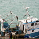 Naufrage d&rsquo;un chalutier français au large de l&rsquo;Angleterre : corps de deux marins récupérés.