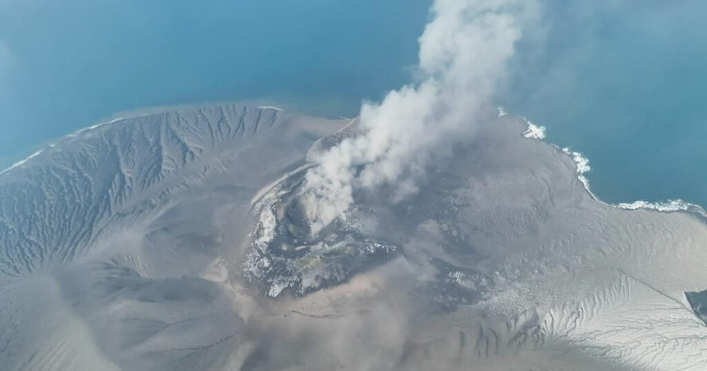 Éruption du volcan Anak Krakatoa : huit aéroports d’Indonésie fermés, 150 000 passagers bloqués