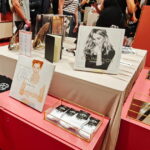 Céline Dion : les produits dérivés de ses concerts à Paris dépassent les prévisions de vente.