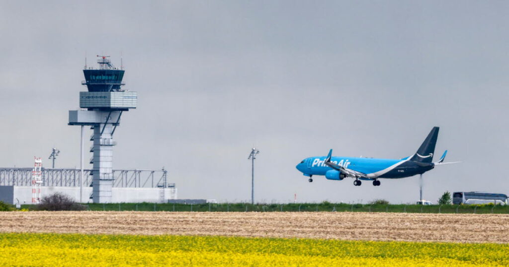 Avion-cargo d’Amazon sort de piste à Miami, cinq victimes confirmées.