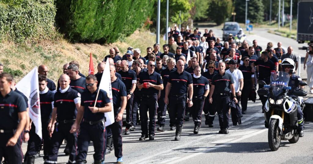 Grève des sapeurs-pompiers en Savoie : 150 manifestants réclament plus de moyens.