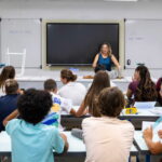Pénurie de professeurs : de nombreux contractuels restent sans affectation dans l’éducation