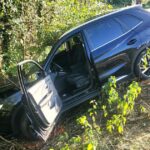 Accident à Volgelsheim : une voiture percutée au carrefour termine sa course contre un arbre.