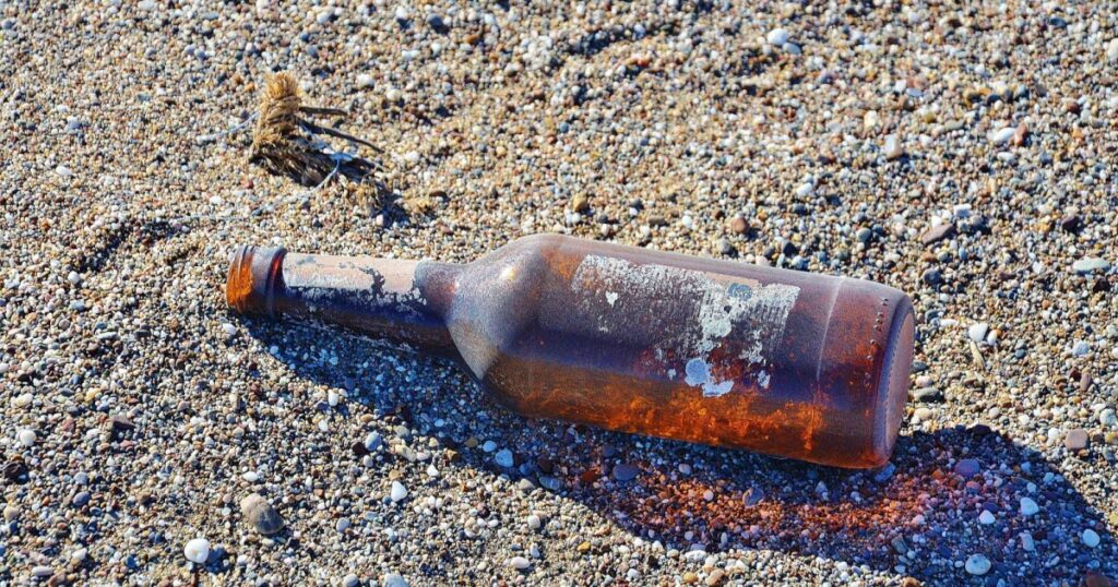 Brésil : Construction d’une maison en 8 000 bouteilles en verre et déchets de plage.