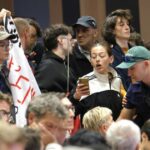 Cérémonie de rentrée de l&rsquo;université de Strasbourg interrompue par des étudiants militants.