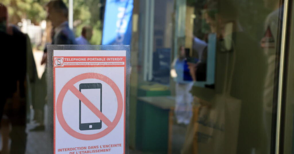 L’interdiction des téléphones portables au lycée rencontre des difficultés d’application.