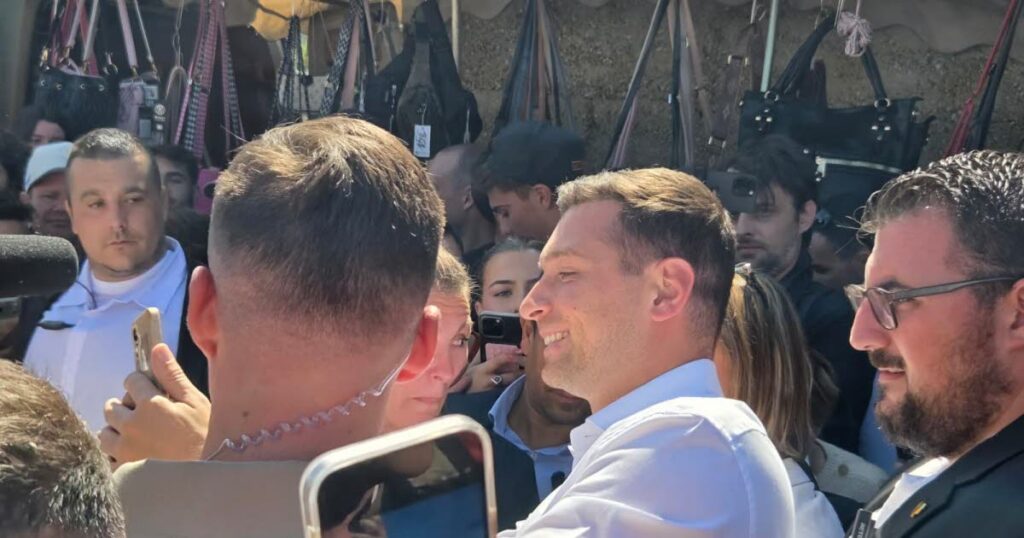 Jordan Bardella à la foire de Beaucroissant : foule, selfies et jets d’oignons observés.