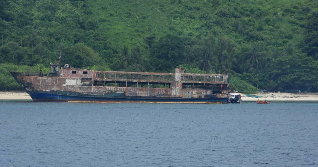 Trente corps retrouvés dans l’épave d’un ferry incendié aux Philippines.