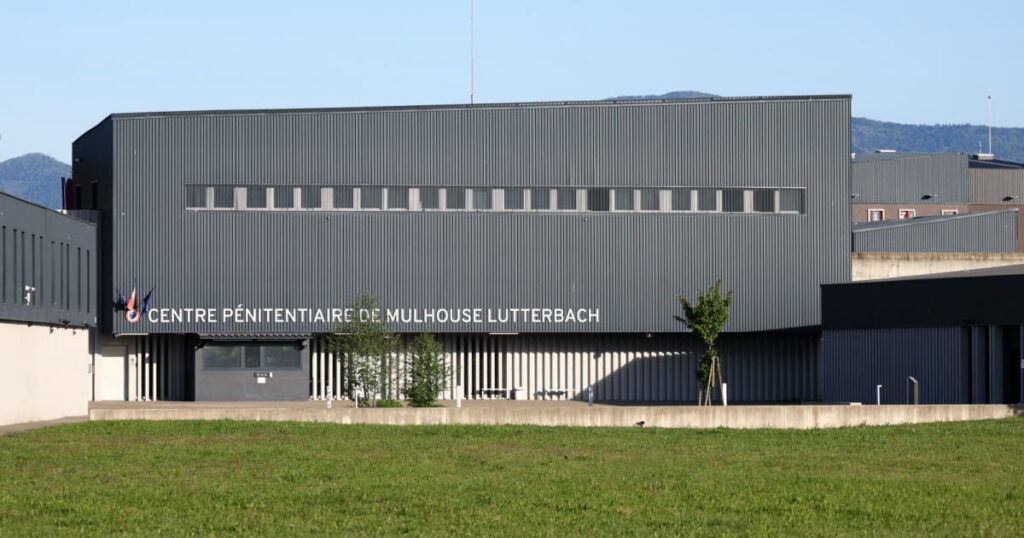 Mulhouse : trois anciens surveillants de prison jugés pour trafic de stupéfiants et violations.