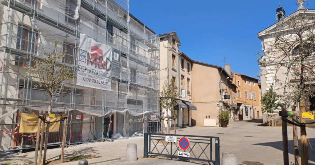 Échafaudage au centre-ville de Neuville-sur-Saône : travaux en cours pour rénovation urbaine.
