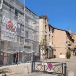 Échafaudage au centre-ville de Neuville-sur-Saône : travaux en cours pour rénovation urbaine.