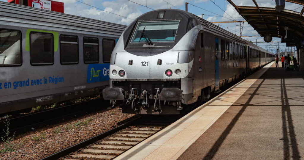 Déraillement d’un TER Rouen-Caen en Seine-Maritime : 44 blessés, dont un grave.