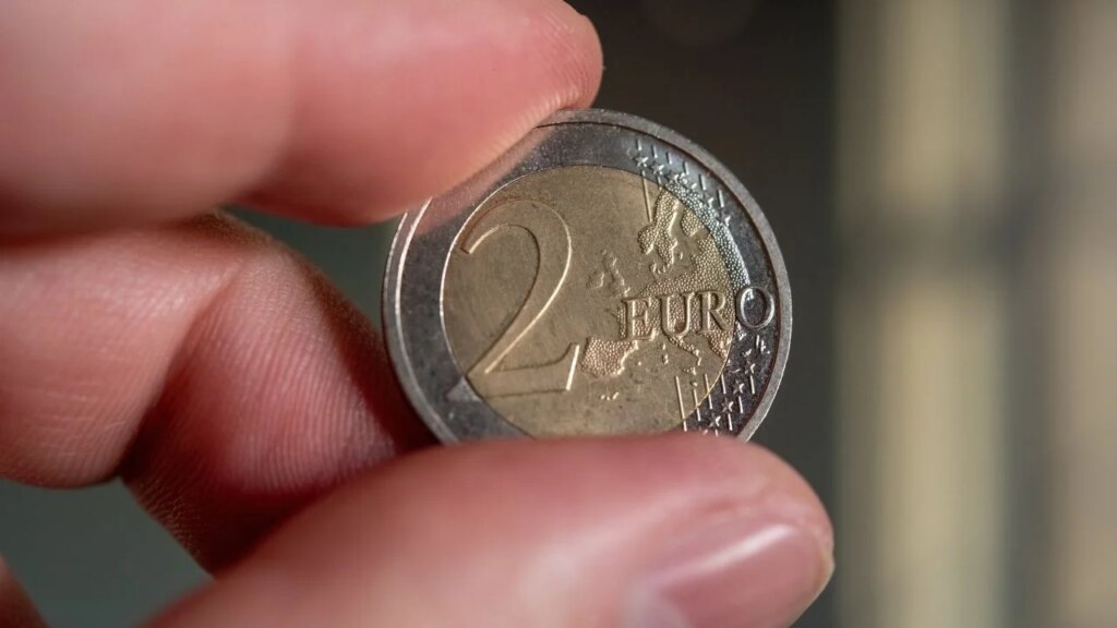 Une pièce de 2 euros atteignant 7800 euros : vérifiez votre porte-monnaie en France.