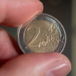 Une pièce de 2 euros atteignant 7800 euros : vérifiez votre porte-monnaie en France.
