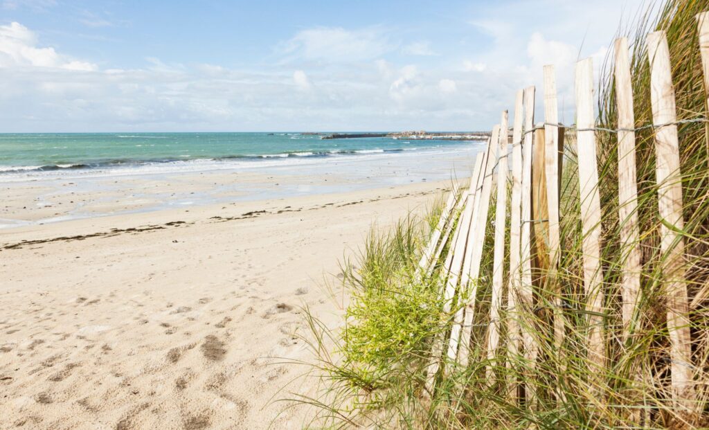 Plage bretonne méconnue : 6 km de dunes et eau translucide à explorer.