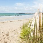 Plage bretonne méconnue : 6 km de dunes et eau translucide à explorer.