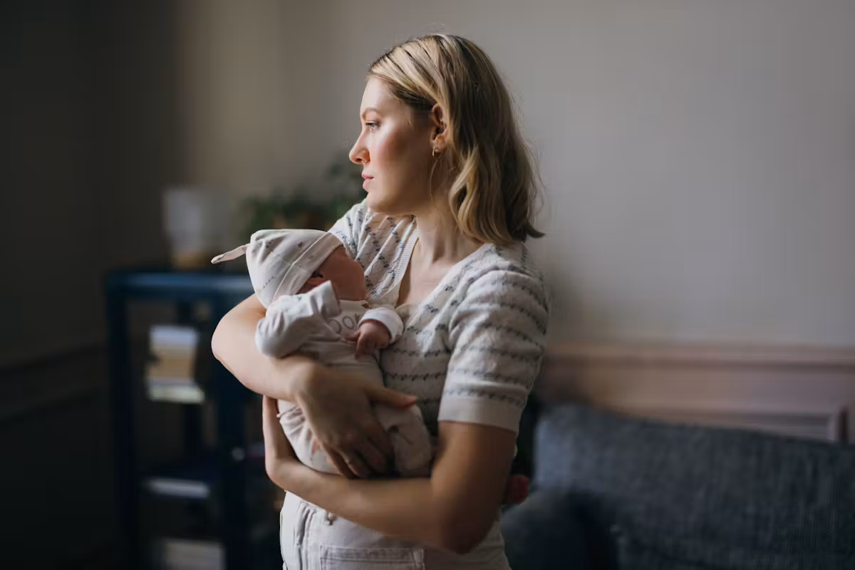 Des milliers de jeunes mamans en France souffrent de stress post-traumatique non diagnostiqué.