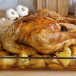 Poulet fermier rôti au four avec paprika et pommes de terre fondantes en France.