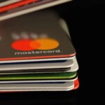 Découpage de cartes bancaires périmées : risques de fraude identifiés par des experts financiers.