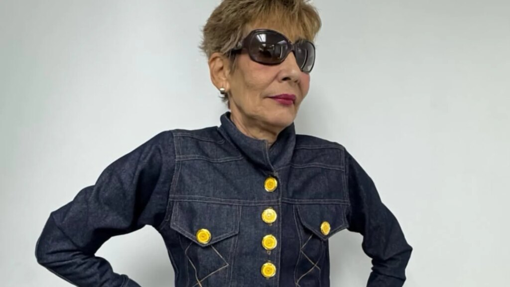 Une institutrice française adopte un style haute couture avant sa retraite.