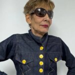 Une institutrice française adopte un style haute couture avant sa retraite.