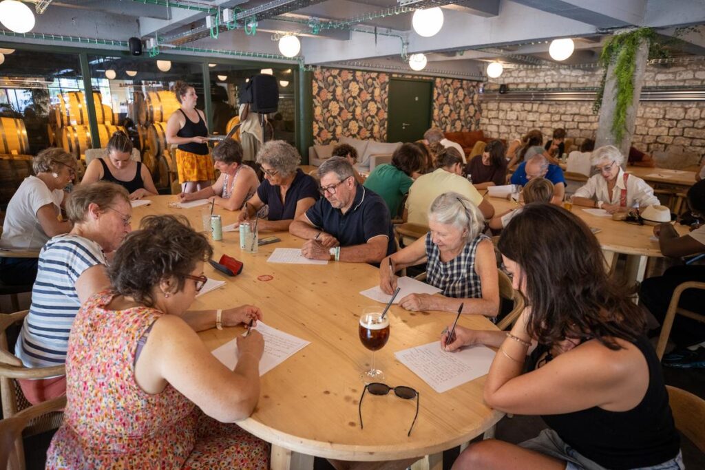 Une dictée organisée dans un bar à Angoulême attire des participants de la région.