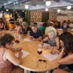 Une dictée organisée dans un bar à Angoulême attire des participants de la région.