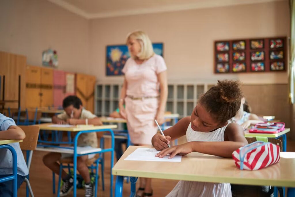 Violences sexuelles à l’école : les questions aux élèves de maternelle à lycée révélées