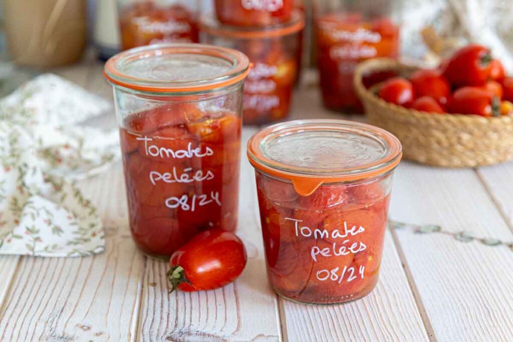 Bocaux de tomates pelées : une solution pour la conservation en hiver.