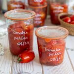 Bocaux de tomates pelées : une solution pour la conservation en hiver.