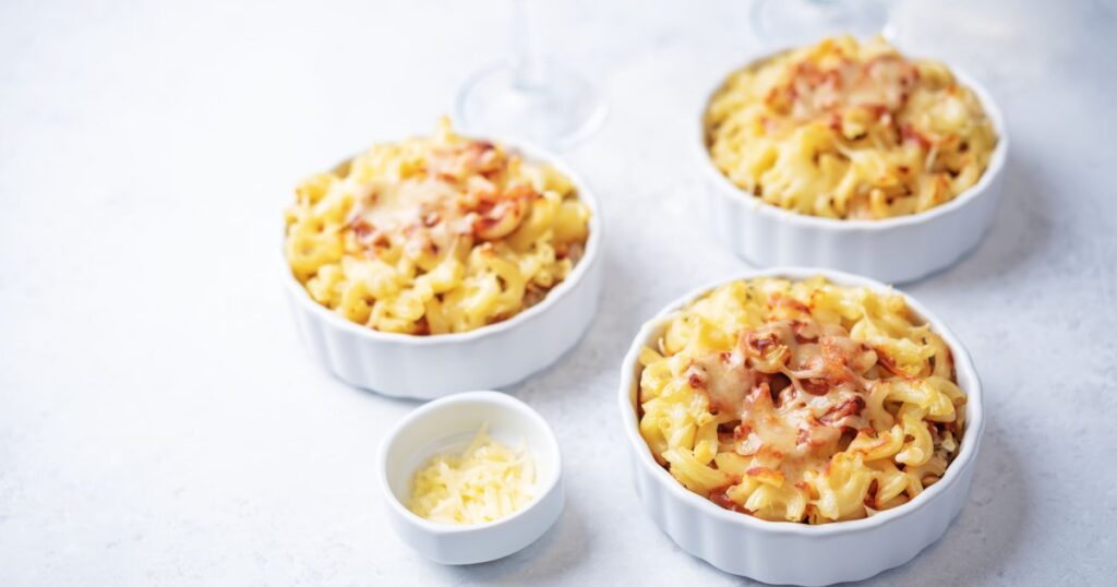 Recette de casserole de pâtes au poulet et à la sauce tomate pour un repas équilibré.
