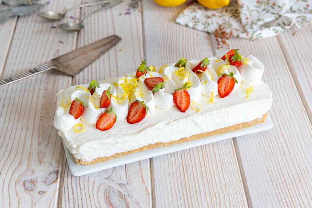 Recette de cheesecake sans cuisson au yaourt citron : une option légère et facile à préparer.