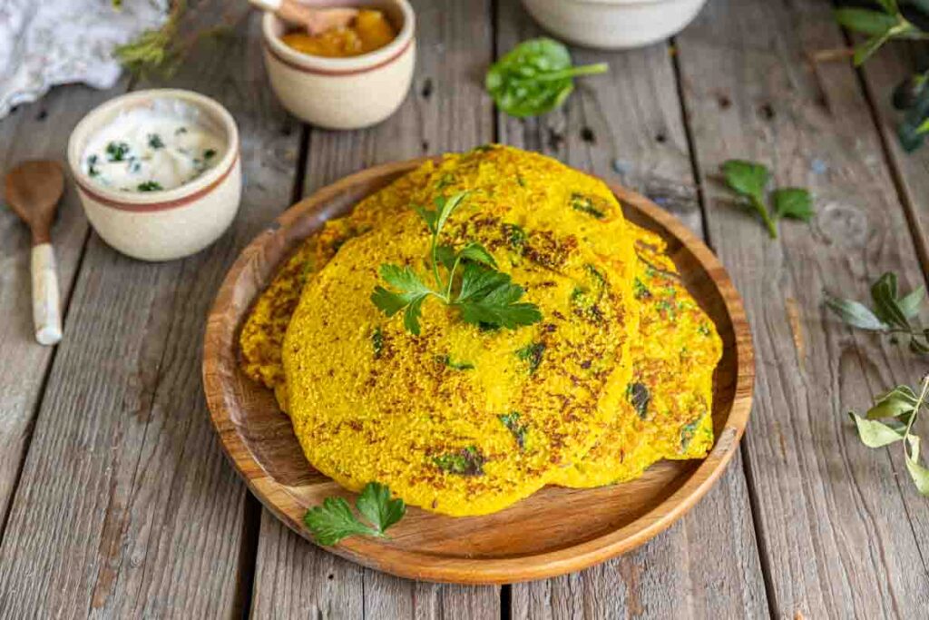 Recette de crêpes indiennes aux lentilles jaunes et épinards avec sauce aux herbes.