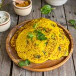Recette de crêpes indiennes aux lentilles jaunes et épinards avec sauce aux herbes.
