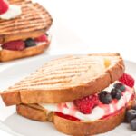 Recette de croque sucré aux fruits rouges et fromage frais pour un dessert facile à préparer